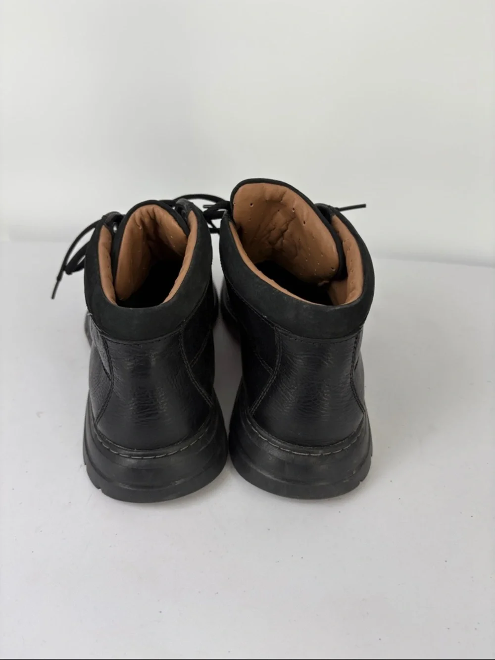 🦕 Clarks Black Leather Lace-Up Chukka Boots